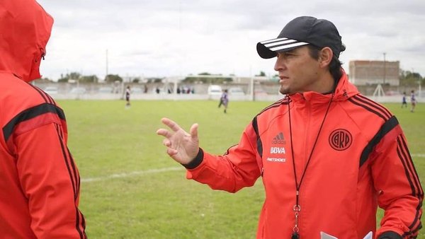 Crónica / DANIEL BRIZUELA: “El futbolista paraguayo tiene una entrega única”