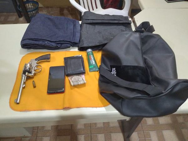 Detienen a dos presuntos delincuentes por supuesto intento de asalto a tienda - Nacionales - ABC Color