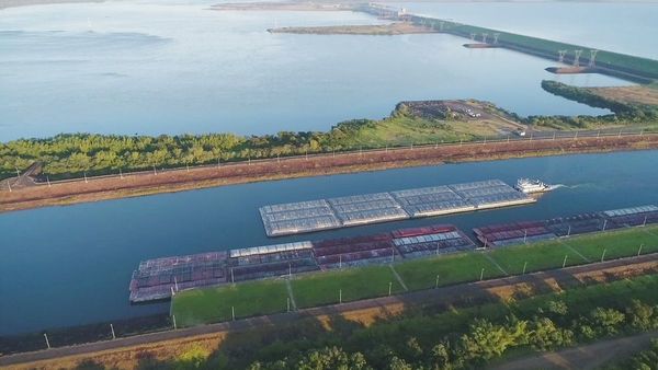 Barcazas con soja logran navegar por el Paraná luego de dos meses