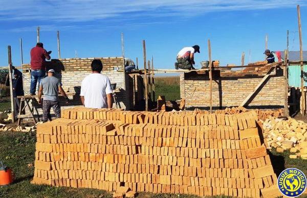 Ministerio reactiva la construcción de 42 viviendas sociales en Caazapá •