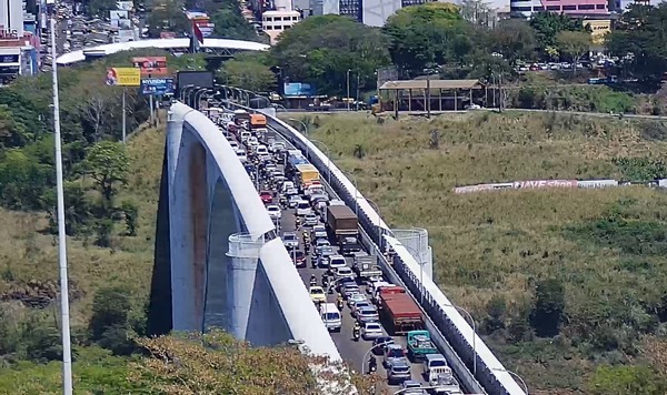 Los números no bajan y en Foz de Yguazú reforzarán barreras sanitarias - La Clave