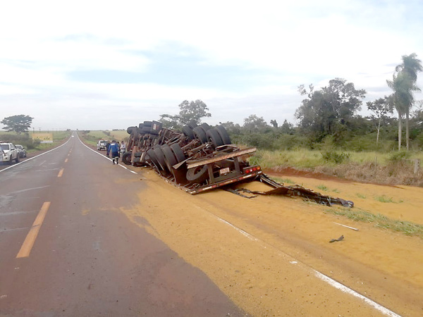 Camión cargado con maíz vuelca al evitar embestir contra vehículo - La Clave