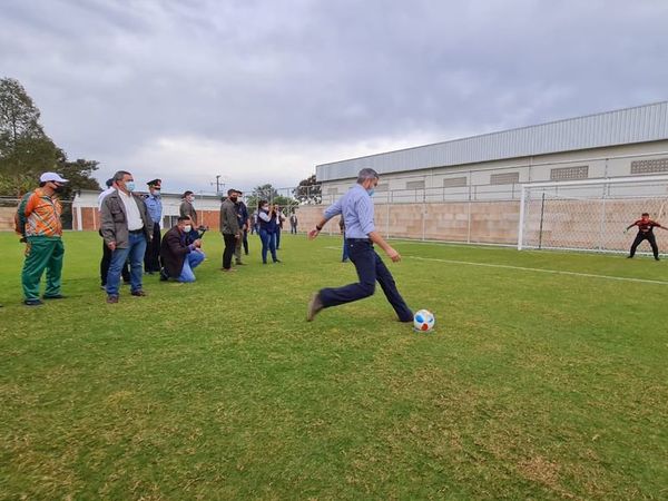 Mario Abdo ejecutó un penal en medio de la crisis sanitaria: anotó y es el único acierto de su presidencia - Fútbol - ABC Color