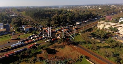 La Nación / Camioneros reinician paro en varios puntos del país y advierten con endurecer la medida