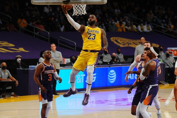 Lakers se adelantan a los Suns y Bucks ponen a Heat frente al abismo