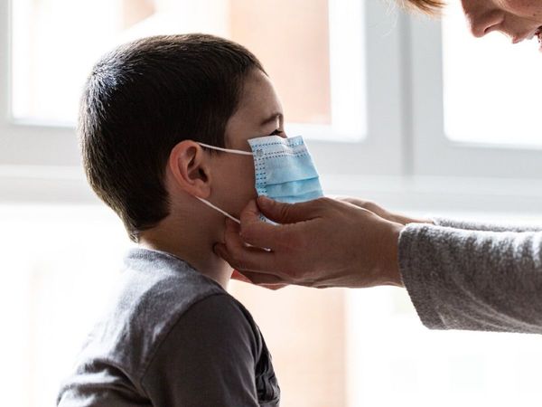 Los niños no pueden seguir asistiendo a escuelas en este momento grave de la pandemia, alertan