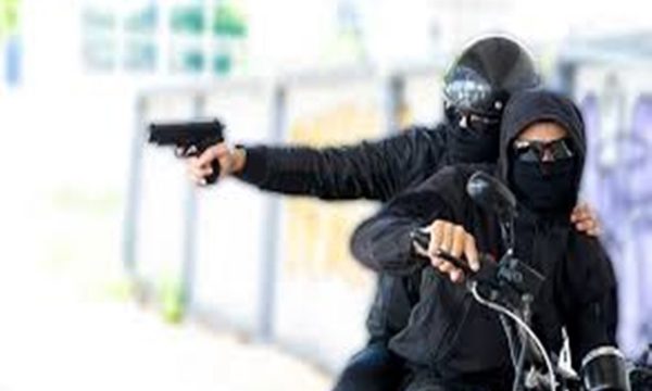 Sicarios matan a dos que iban en moto, minutos después un tercer prójimo muere acribillado