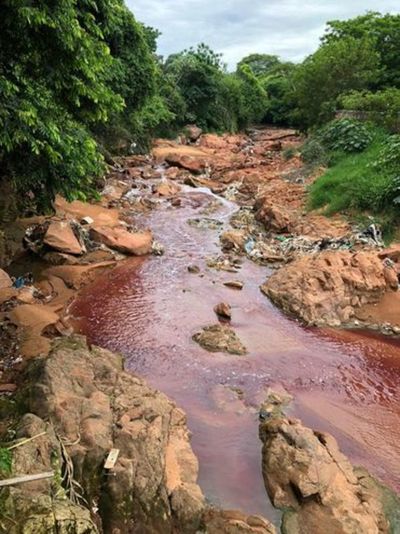 San Antonio: Denuncian extraño color rojo en el agua del Arroyo Guasu