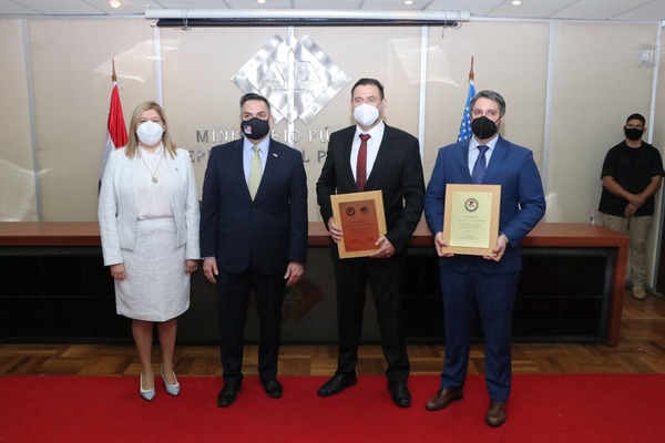 Embajada de EEUU reconoce labor de fiscales paraguayos