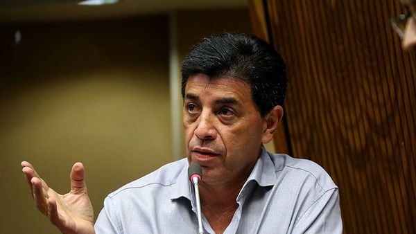 Embargan sueldos de senadores liberales por deuda de su partido