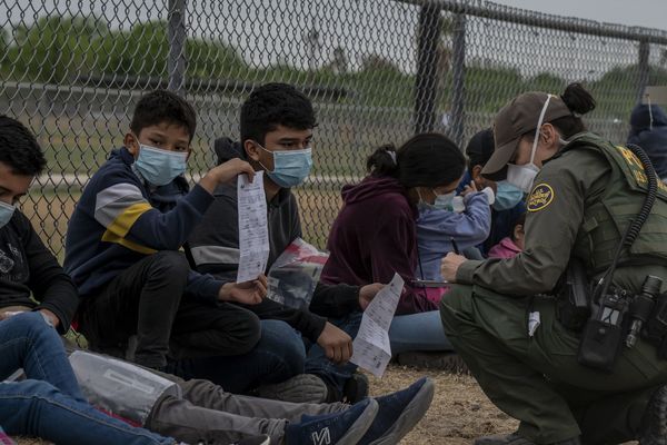 EE.UU apremiará casos de inmigración de familias en frontera
