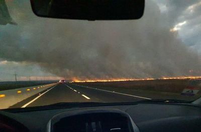 Quema de pastizal genera peligro sobre Ruta PY02 - Nacionales - ABC Color