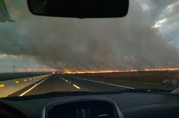 Quema de pastizal genera peligro sobre Ruta PY02 - Nacionales - ABC Color