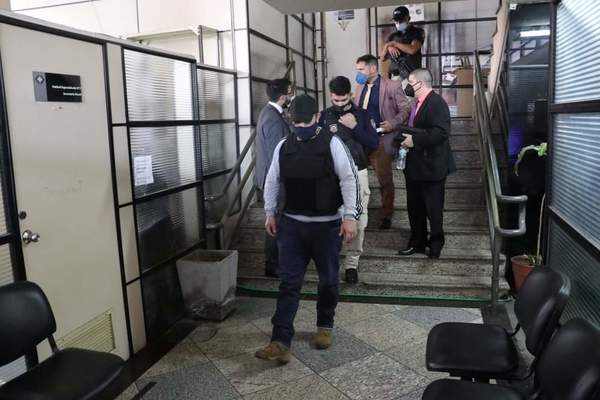 FISCAL IMPUTÓ AL JEFE REGIONAL DE LA SENAD Y A OTRO AGENTE ESPECIAL, QUIENES HABRÍAN REQUERIDO COIMA A INTENDENTE DE CAMBYRETÁ