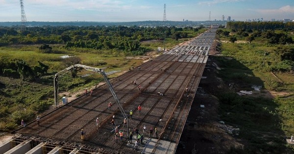 La Nación / Colocan hormigonado de losa en viaducto de acceso al puente Héroes del Chaco