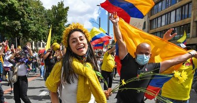 La Nación / Colombia cumple un mes de estallido social con miles en las calles y nuevas víctimas