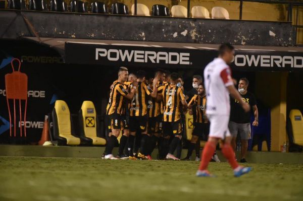 Guaraní vence a Cerro Porteño en despedida de Gustavo Costas