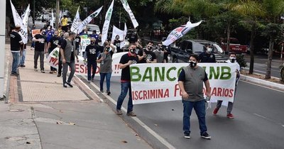 La Nación / Bancarios marchan contra despidos