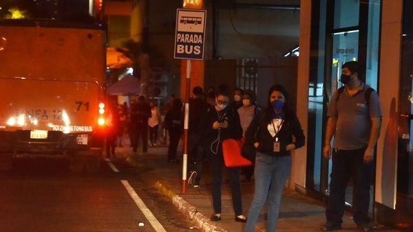 Pese al cobro de los subsidios, los transportistas siguen con reguladas