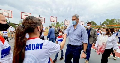 La Nación / Gobierno inaugura 7 plazas deportivas