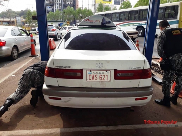 TAXI y ALTERNATIVO paraguayo caen con CONTRABANDO en el PUENTE
