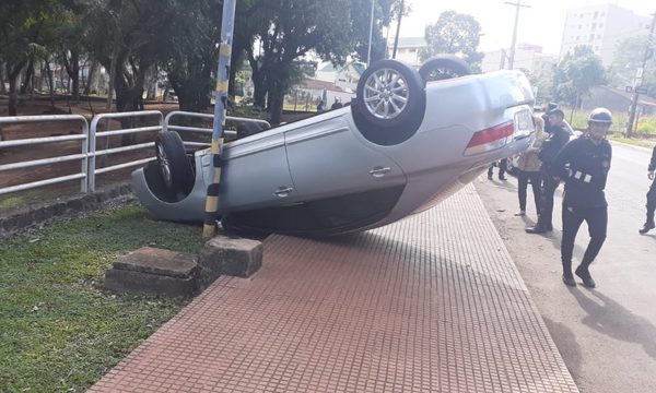Vehículo vuelca en inmediaciones del Lago de la República – Diario TNPRESS