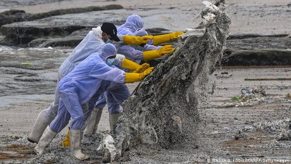 Sri Lanka recibe toneladas de plástico de barco incendiado