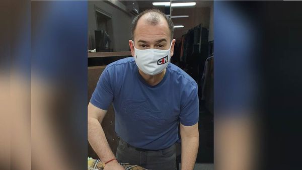 Carlos plancha sus camisas: "Lo aprendí en el cuartel"