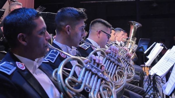 Diario HOY | Homenaje de la Jazz Band de la Policía Nacional a la patria y las madres