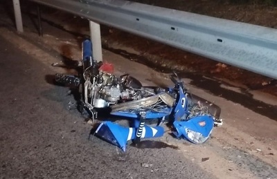 Motociclista muere tras chocar contra una baranda de seguridad