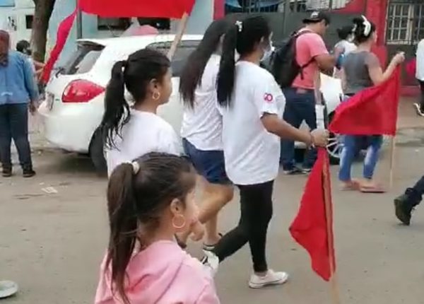 Grosera campaña proselitista de Nenecho en medio de niños - Nacionales - ABC Color
