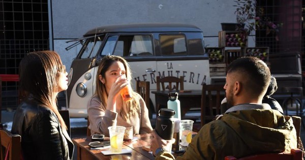 La Nación / Locales gastronómicos siguen aprovechando los espacios peatonales