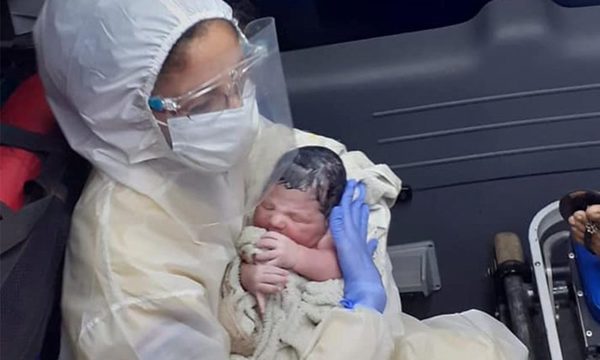 Bomberos asisten a mamá  que recibió muy tarde el aviso de que llegaba su bebé
