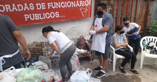 La Nación / Coordinadoras de funcionarios colorados ayudan a familiares de afectados por COVID