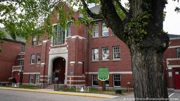 Diario HOY | Hallan los restos de 215 niños en el sitio de un antiguo internado en Canadá