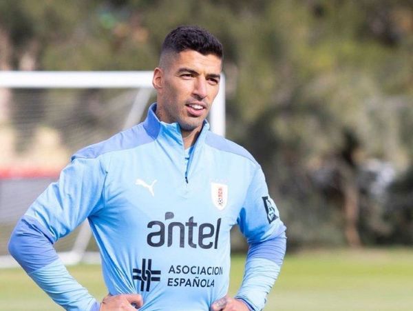 Cavani arriba a Montevideo junto a Suárez