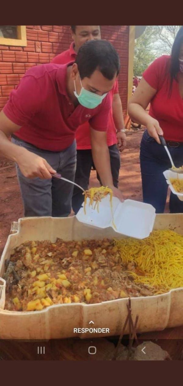 Políticos sirven comida desde un recipiente en mal estado y se viraliza en las redes - ABC en el Este - ABC Color