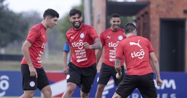 La Nación / Concentrados y con tareas a doble turno
