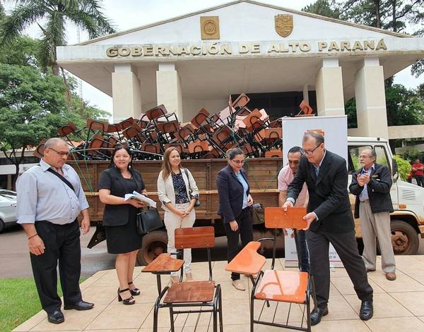 GOBERNACION entrega sillas a ESTUDIANTES cuando el año lectivo ya terminó