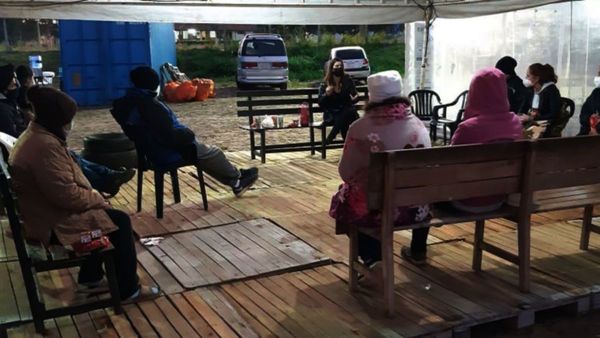 En las carpas, sicólogos brindan contención en grupo de apoyo