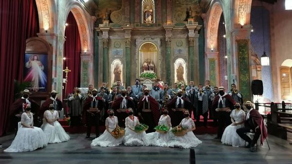 Música, danza e historia celebran a la  iglesia de la Trinidad