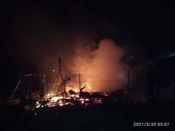 INCENDIO TOTAL DE UNA VIVIENDA Y DE UN CAMIÓN EN BELLA VISTA