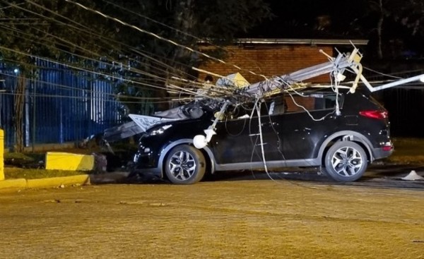 Vehículo en alta velocidad derriba columna y casi entra en casa ajena