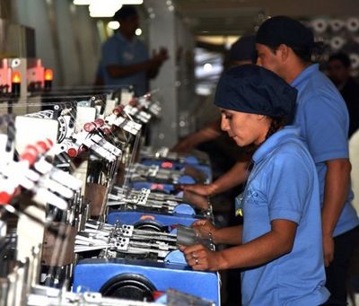 Analistas señalan que vacunación masiva es vital para reactivación