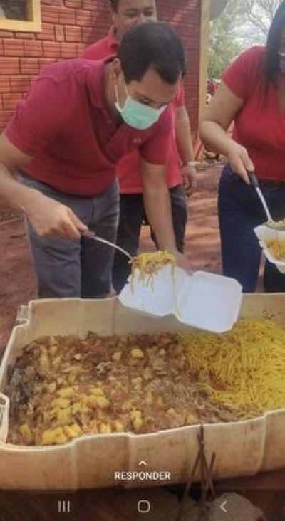 Políticos sirven comida desde un recipiente en mal estado y se viraliza en las redes