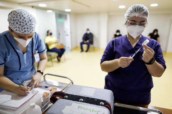 Vacunación en adultos de 62 años arrancará mañana con 100.000 dosis - Nacionales - ABC Color