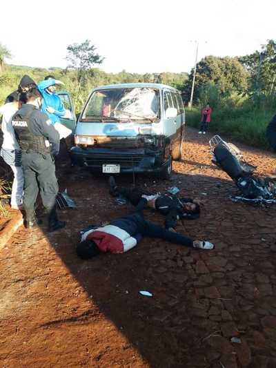 Un joven muerto y otro en grave estado deja un choque entre furgoneta y motocicleta - La Clave