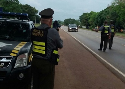 Caminera afirma que procedimiento se hizo en la vía pública y que conductor dio positivo a alcotest | Ñanduti