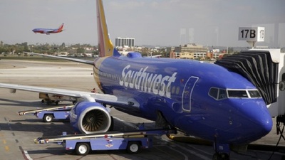 Sentenciaron a un ex-piloto por ver pornografía frente a una compañera en pleno vuelo comercial