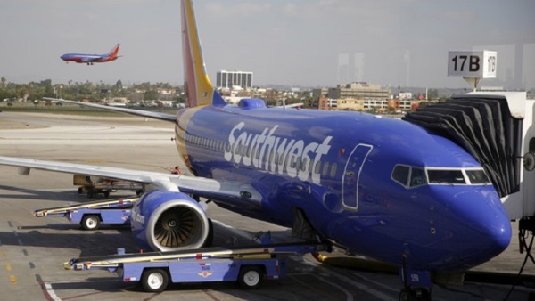 Sentenciaron a un ex-piloto por ver pornografía frente a una compañera en pleno vuelo comercial